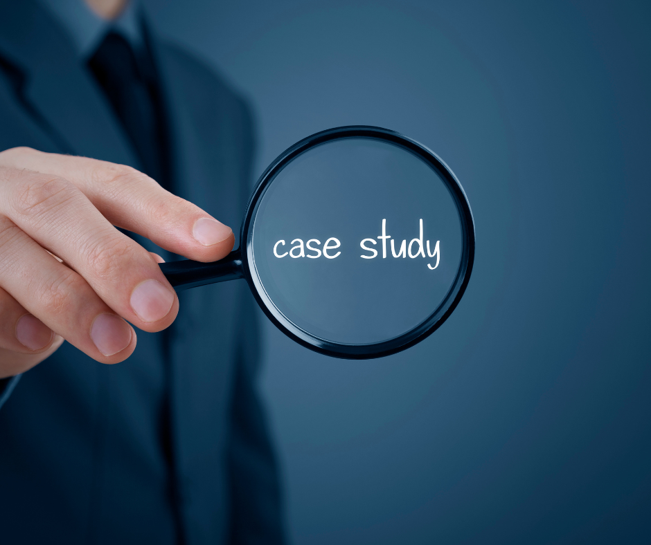 Dłoń z lupą i napisem case study — analiza przypadku klienta