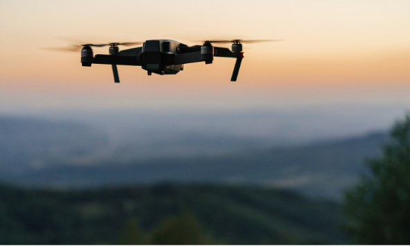 Dron na tle nieba o zmierzchu — technologie podwójnego zastosowania (dual-use)